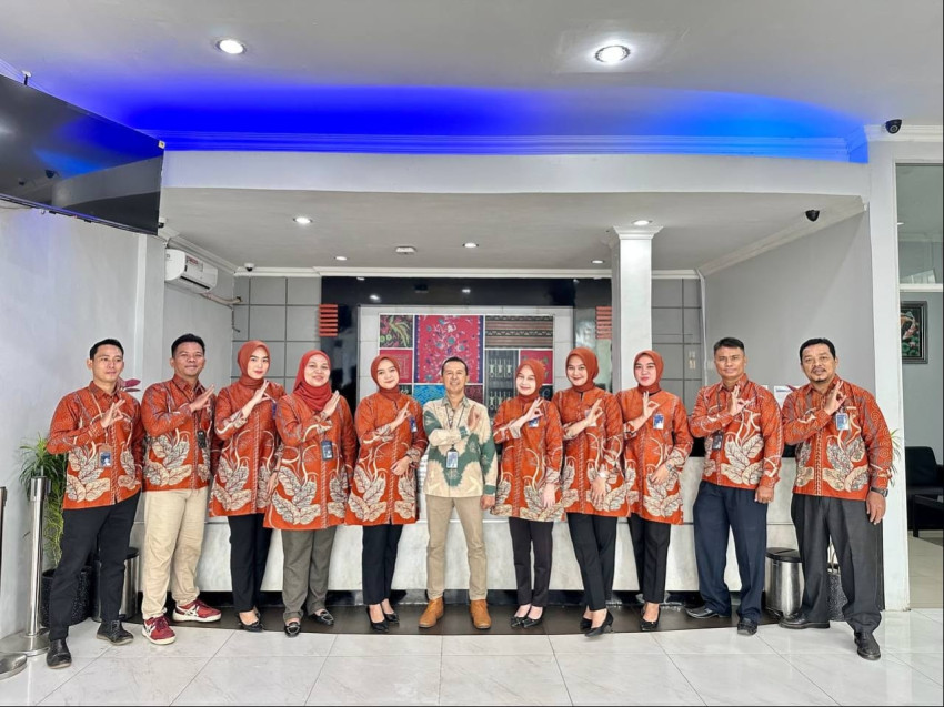 BRI Sibuhuan Layani Nasabah Kenakan Batik