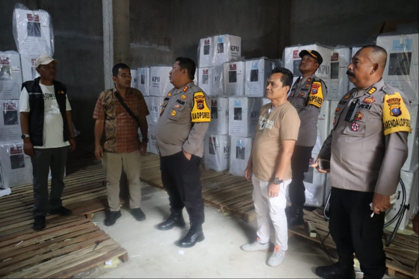 Kapolres dan Bawaslu Tinjau Logistik Pilkada  di Gudang  KPU Palas
