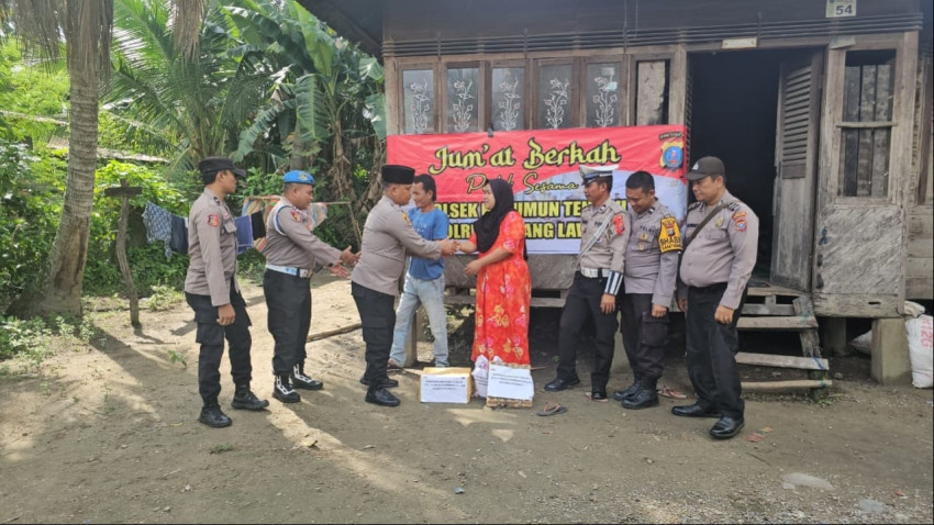 Kapolsek Barumun Tengah Sambangi Rumah Warga,Berikan Bantuan Paket Sembako