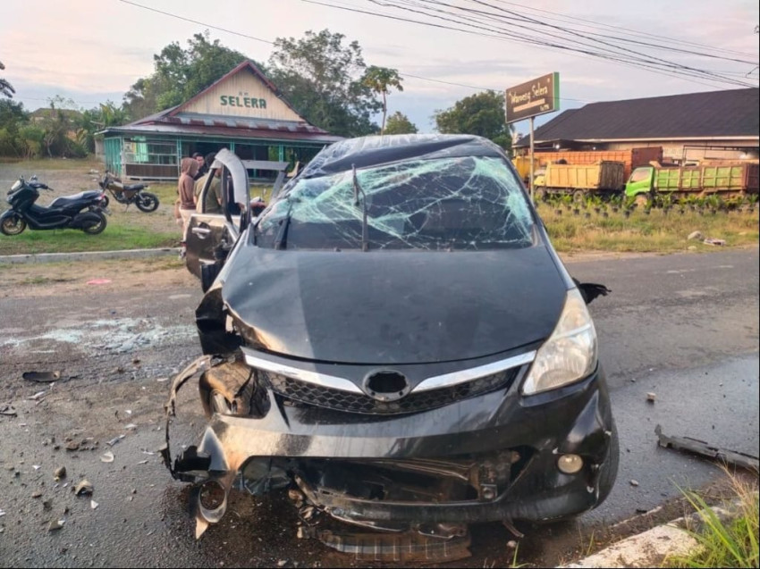 Diduga Supir Mengantuk, Mobil Avanza Tabrak Pembatas Jalan di Sibuhuan