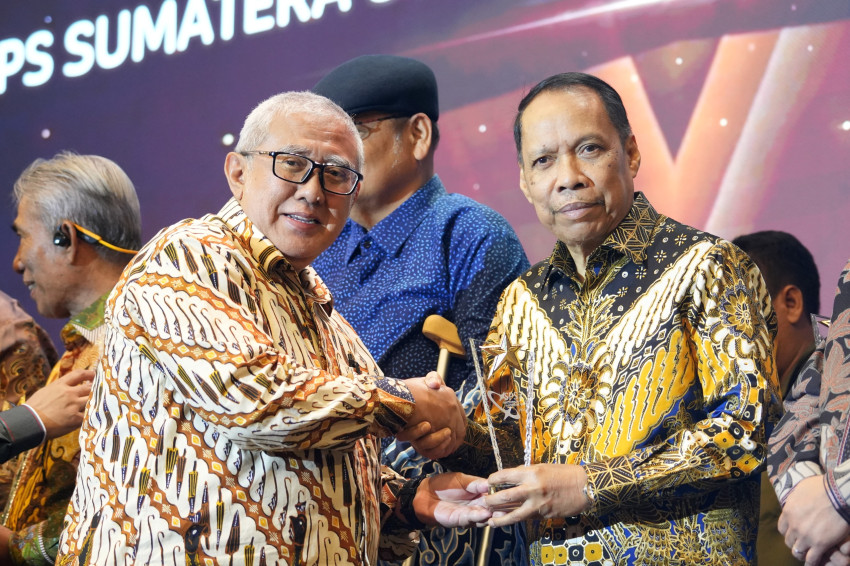 Rektor UMSU Terima SPS Sumut Awards 2024