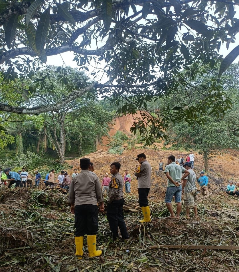 Polres Palas Bergerak Cepat Bantu  Masyarakat Musibah Banjir dan Longsor di Desa Harang Julu