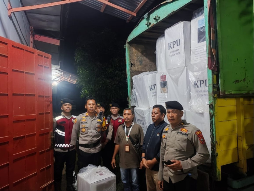 Personel Polres Palas Kawal Pengeseran Kotak Suara dari PPK
