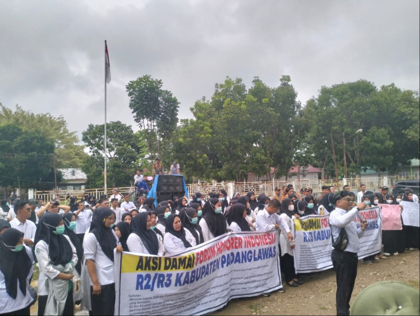 Ratusan Honorer Unjukrasa ke DPRD dan Pemkab Palas, Tuntut Pengangkatan jadi P3K