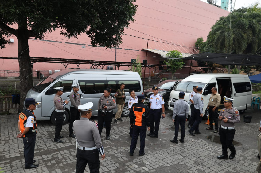 Tim Gabungan Gelar Penertiban Lalulintas  Bersama di Jalan SM Raja Medan, Larang Naik-Turun Penumpang di Loket