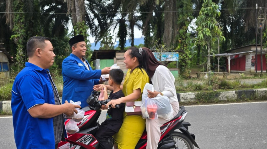 DPD PAN Padang Lawas Berbagi Takjil