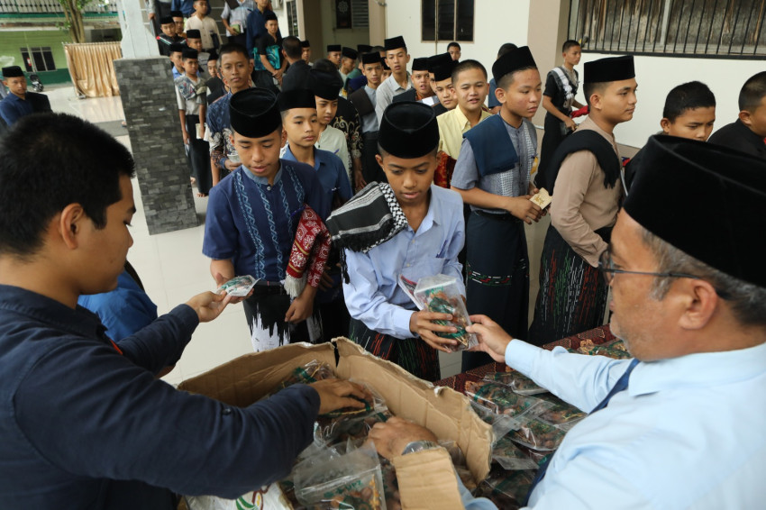 Pesantren Ar-Raudlatul Hasanah Berbagi Takjil bagi Santri dan Santriwati