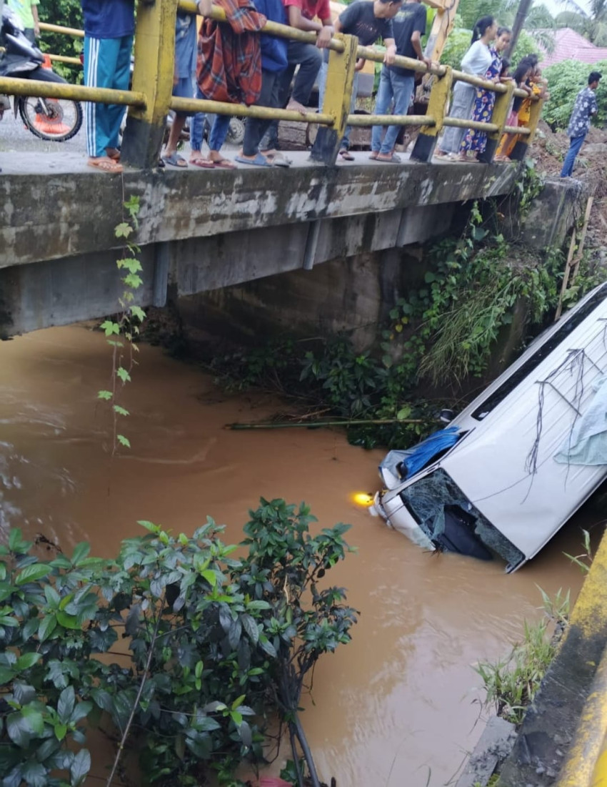 Mini Bus Terjun Bebas ke Sungai Aek Nabara Barumun, Seorang Balita Hilang