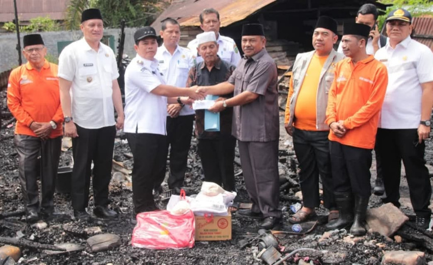 Bupati Palas Serahkan Bantuan ke Pondok Lansia yang Terbakar