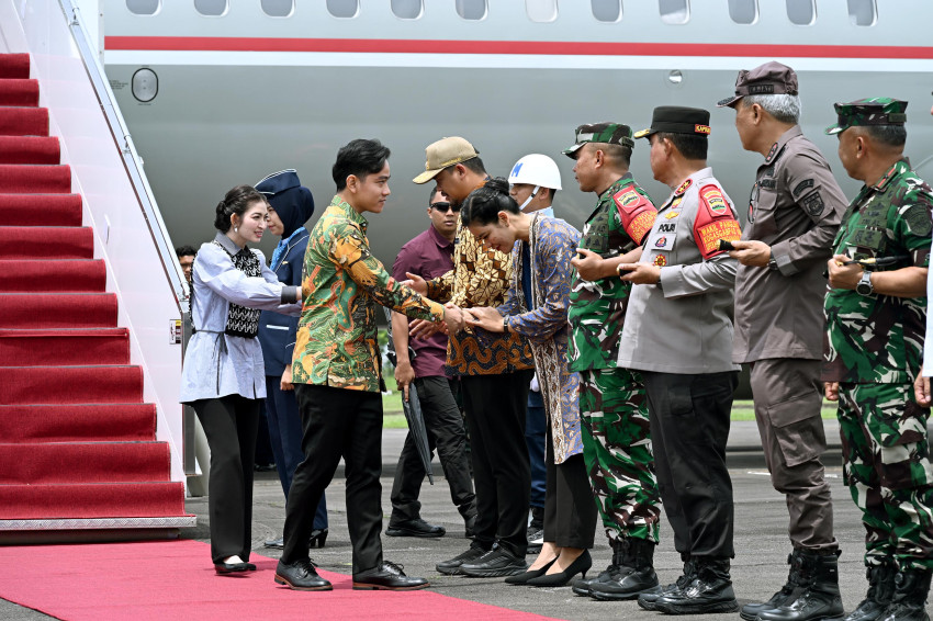 Gubsu  Bobby Nasution  Mendampingi Wapres RI Gibran Rakhabuming Raka  Sapa Calon Jemaah Haji