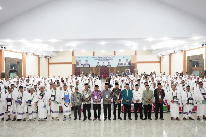 Kloter 13 Calhaj Sumut Langsung Kenakan Kain Ihram Sejak di Asrama Haji Medan