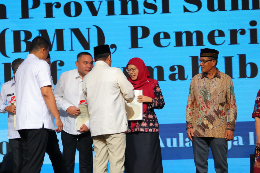 Rektor UIN Sumut Terima Sertifikat Tanah di Desa Sena dari Menteri ATR-BPN