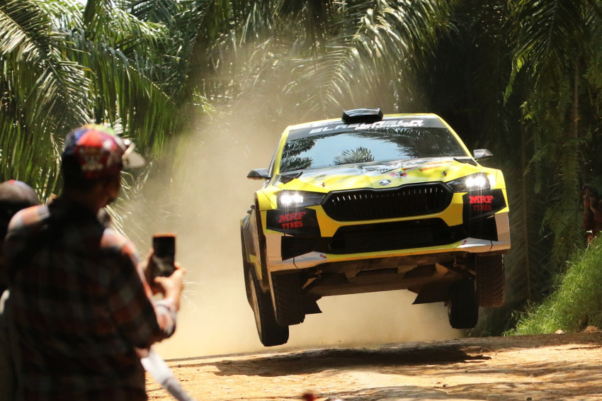Ijeck "Menggila" di Spesial Stage 6, Skoda Fabia RS Rally 2 Geser Toyota Gazoo Racing