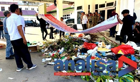 Kantor Walikota Padangsidimpuan di Kirimi Satu Truk Sampah