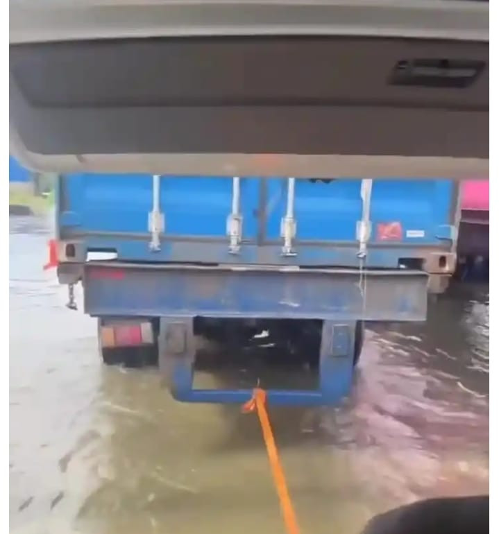Pulang Kunker, Mobil Rombongan DPRD Medan Diterjang Banjir Rob