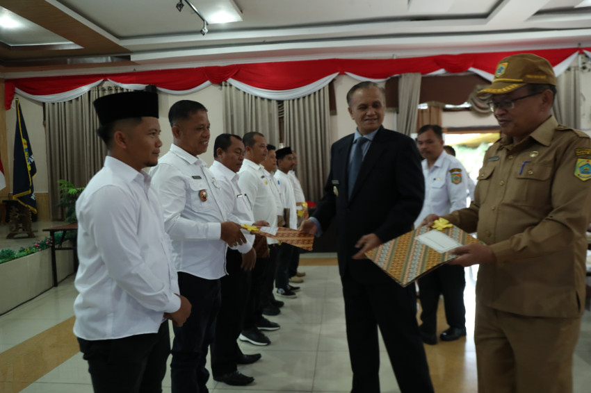 Wabup Pakpak Bharat Serahkan 52 SK Badan Hukum Koperasi Desa Merah Putih
