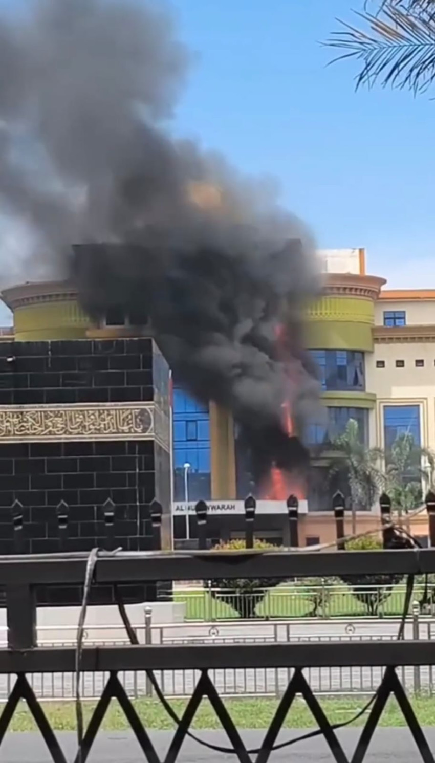 Gedung Hotel Asrama Haji Medan Terbakar