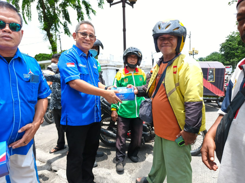 Sambut HUT Demokrat, Sekretaris DPC Demokrat Kota Medan Bagikan Nasi Kotak kepada Ojol, Abang Becak, dan Supir Angkot