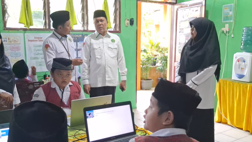Kakanwil Kemenagsu Tinjau ANBK di MIN 12 Medan: Siswa Diminta Jujur dan Percaya Diri