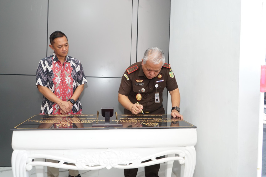 Wujudkan Keterbukaan Informasi Publik, Kajati Sumatera Utara Resmikan Ruang Press Conference