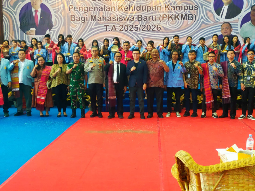 Rektor Universitas HKBP Nommensen Pematangsiantar Kukuhkan Mahasiswa
