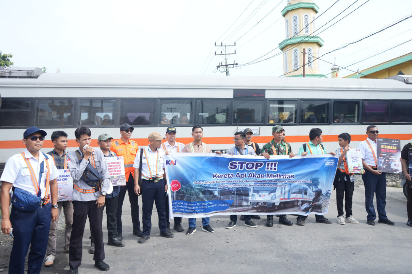 KAI dan KAI Bandara Bersama Railfans Edukasi Pengguna Jalan di Perlintasan Sebidang Binjai
