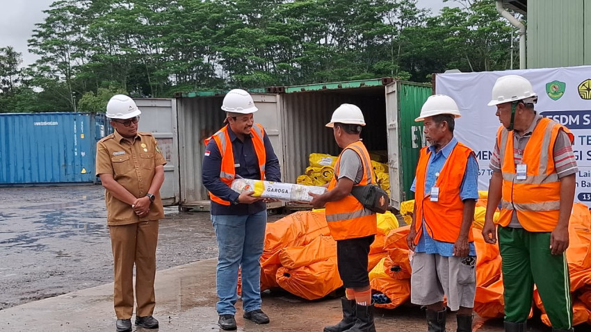Menteri ESDM Tepati Janji Salurkan 267 Tenda Untuk Masyarakat Batang Toru