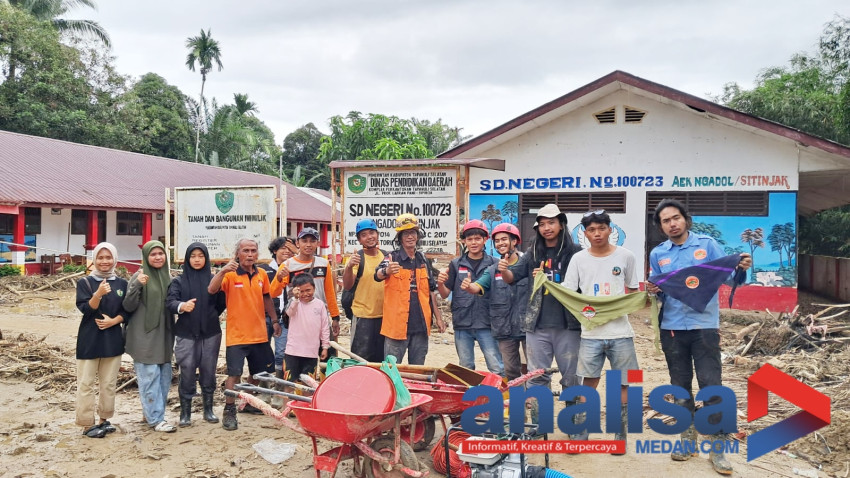Relawan Gabungan Bantu Bersihkan Gedung Sekolah Dasar di Aek Ngadol Batangtoru