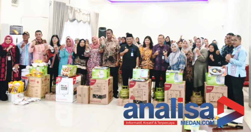Walikota Letnan Serahkan Bantuan Usaha Kepada UMKM Kue Rumahan di Sidimpuan