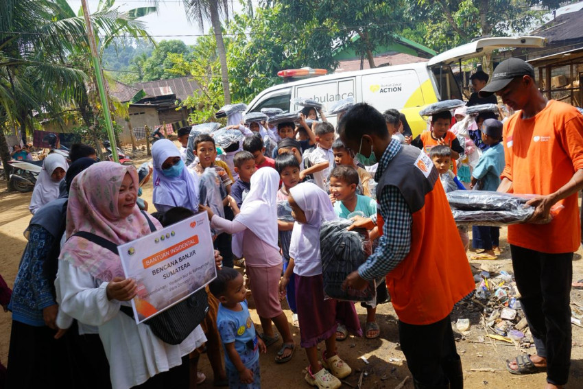 Yayasan Nur Al Rahman melalui Rumah Zakat Salurkan School Kit untuk Anak Terdampak Bencana di Hutanabolon