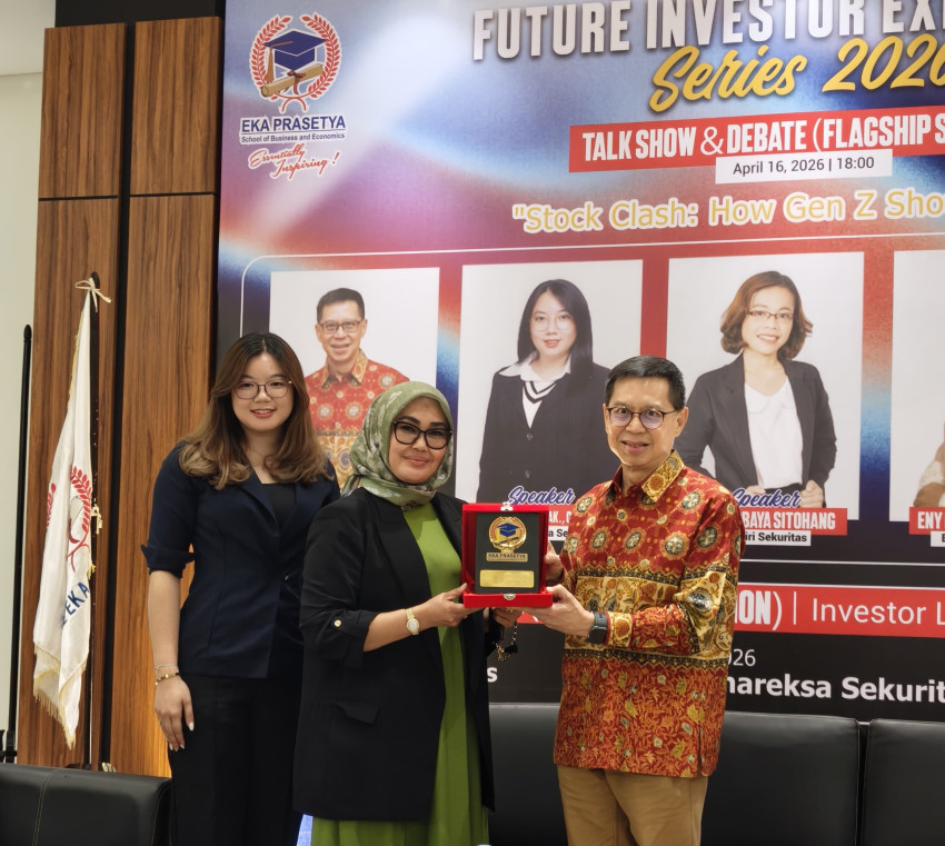 Serahkan Plakat