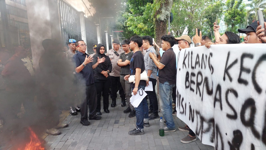 Mahasiswa Aksi ke DPRD Medan Protes Limbah Pabrik Kecap