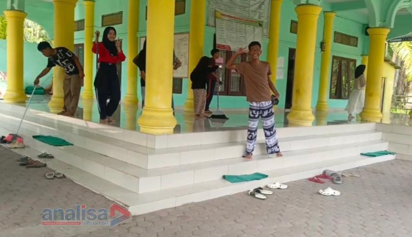 IRMALA Durian Gotong Royong Bersihkan Masjid