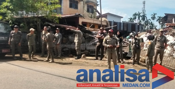 Satpol PP Sidimpuan Tertibkan Spanduk dan Pondok Tertutup
