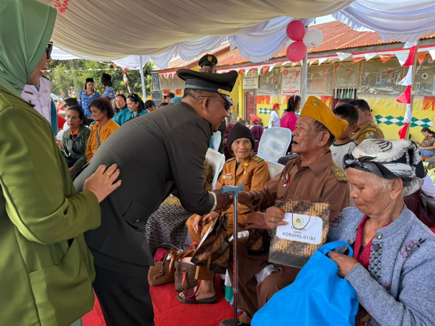 Danramil 01/ Bj, Ketua Ranting 2 Persit KCK Kodim 0205. TK dan Camat Dolat Rayat Menyerahkan Tali Asih
