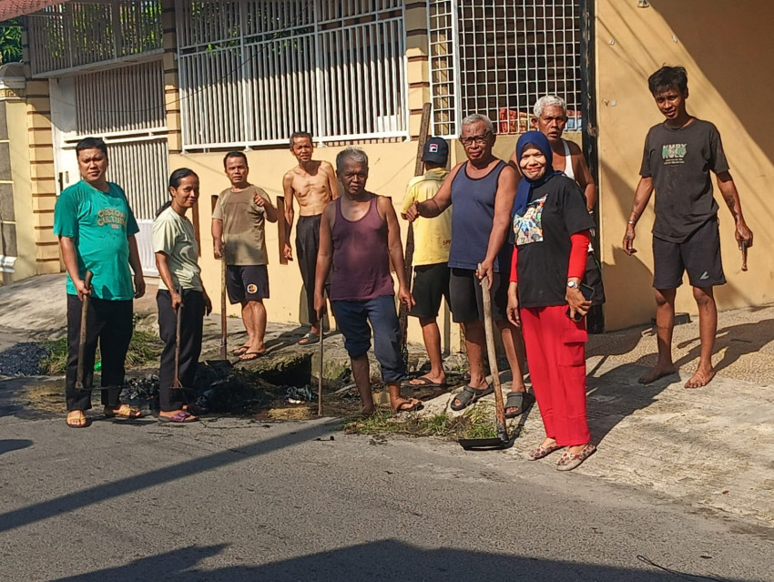 Warga Lingkungan 3 TSM III Medan Denai Gotong Royong Sambut HUT RI