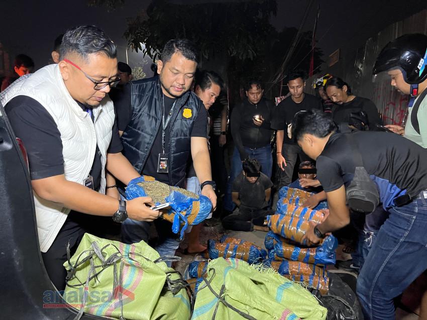 Kabur Lewat Trotoar, Mobil Pembawa 93 Kg Ganja Dihentikan