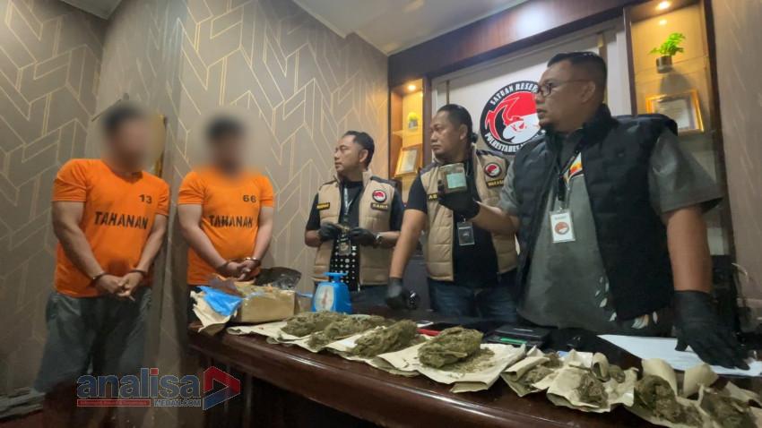 Dua Pengedar Ditangkap, Polisi Temukan 1,9 Kg Lebih Ganja di Kos