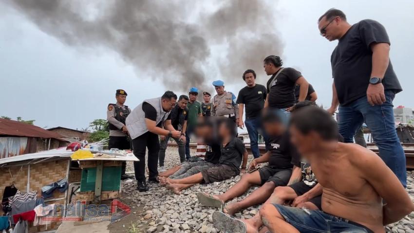 Enam Orang Diamankan Saat Penggerebekan Sarang Narkoba di Bantaran Rel Tembung