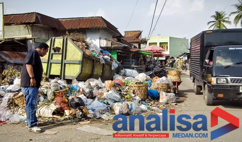 Sampah Menumpuk Di Pasar Sadabuan, Pedagang: Bantu Kami Pak, Omzet Makin Berkurang Karena Baunya